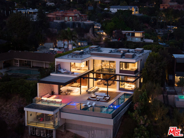1305 Collingwood Place, Los Angeles CA: https://media.crmls.org/mediaz/56990e98-d072-441a-b1c8-f3c2475cc76c.jpg