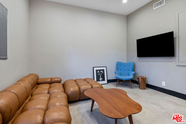 3631 Buena Park Drive, Studio City CA: https://media.crmls.org/mediaz/56991b3e-2ac6-401c-a959-7a0a2f752d0d.jpg