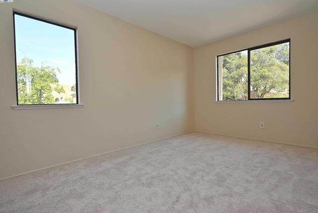 28111 Ziele Creek Dr, Hayward CA: https://media.crmls.org/mediaz/5699965c-3b05-439e-a46a-aa367d1d6bba.jpg
