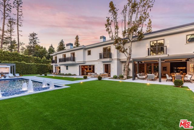 927 N Whittier Drive, Beverly Hills CA: https://media.crmls.org/mediaz/569cb233-fab5-4a40-9e39-f619c6bc99fb.jpg