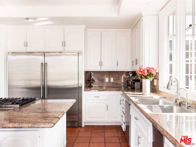 2113 Stoney Hill Road, Los Angeles CA: https://media.crmls.org/mediaz/569cf6da-534d-4d36-92b2-d441861ec7d1.jpg