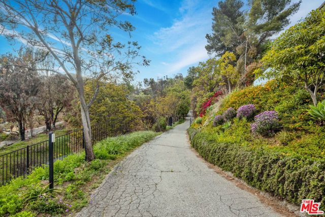2382 Live Oak Meadows Road, Malibu CA: https://media.crmls.org/mediaz/569deffe-923e-47db-91a7-dab3241f7249.jpg