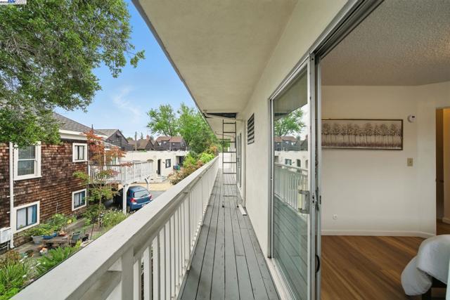 1556 Lincoln Ave, Alameda CA: https://media.crmls.org/mediaz/569e9624-8762-4232-bbea-8762eb249c69.jpg