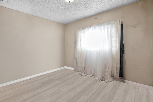 1045 72nd Avenue, Oakland CA: https://media.crmls.org/mediaz/569ed206-4ec3-498d-b813-7bc0851fd37e.jpg