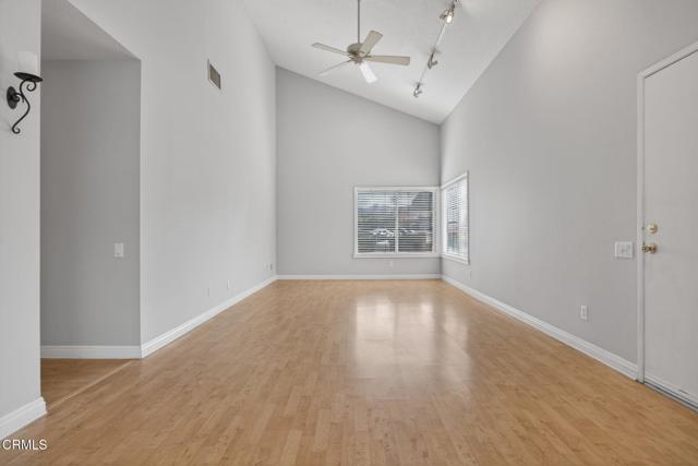 Detail Gallery Image 9 of 46 For 25702 Vista Fairways Dr, Valencia,  CA 91355 - 2 Beds | 2 Baths