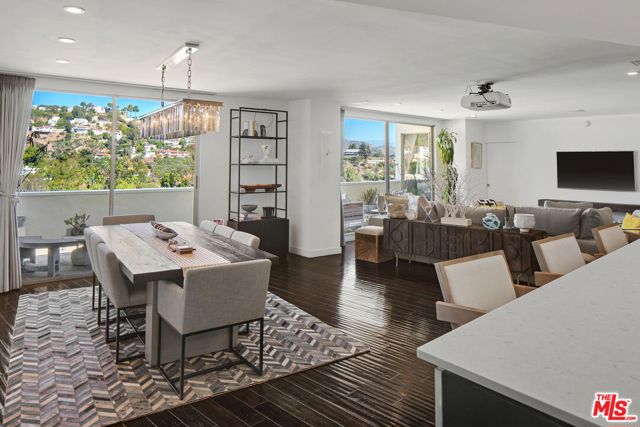 7250 Franklin Avenue, Los Angeles CA: https://media.crmls.org/mediaz/56a0084f-f99d-4da2-aa40-19c3f336a77a.jpg