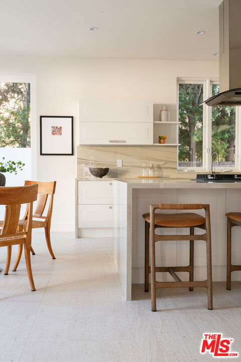 526 N Plymouth Boulevard, Los Angeles CA: https://media.crmls.org/mediaz/56a060f2-67de-4fef-b654-61b2c23dc1bc.jpg
