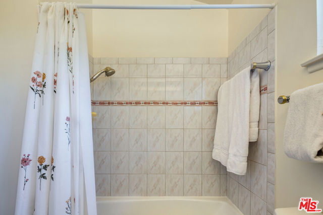 3735 Montuso Place, Encino CA: https://media.crmls.org/mediaz/56a0a206-1637-421e-9804-cdca68a348f7.jpg