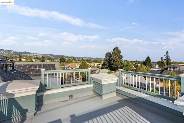 6300 Shattuck Ave, Oakland CA: https://media.crmls.org/mediaz/56a0c0d7-c1a4-4a2c-97f3-1aba2373aa83.jpg