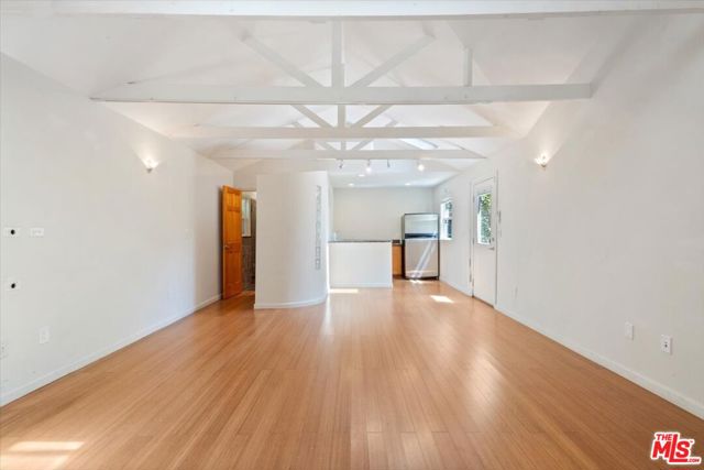 4385 Camellia Avenue, Studio City CA: https://media.crmls.org/mediaz/56a125ad-ecc0-4950-8022-05c5a835370d.jpg