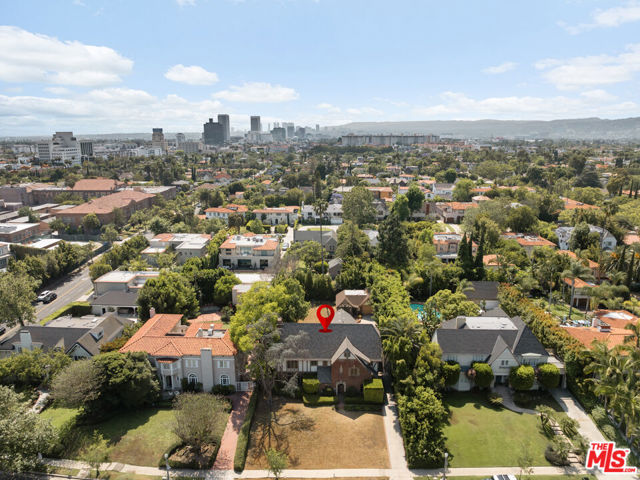 443 S June Street, Los Angeles CA: https://media.crmls.org/mediaz/56a21adb-5e3d-4bfd-9834-957a38e0bc49.jpg