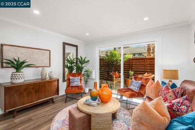 2742 Oak Rd, Walnut Creek CA: https://media.crmls.org/mediaz/56a2573f-9d2d-4f95-99af-083f25668f32.jpg