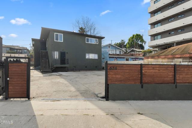 624 Silver Lake Boulevard, Los Angeles CA: https://media.crmls.org/mediaz/56a25be2-986d-43fd-9dd0-78f69c87e390.jpg