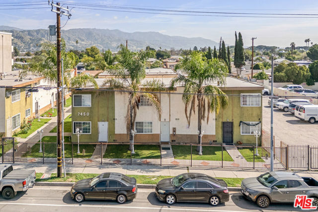 7442 Vineland Avenue, Sun Valley CA: https://media.crmls.org/mediaz/56a35691-729f-40c8-aeb4-f787a261b65c.jpg