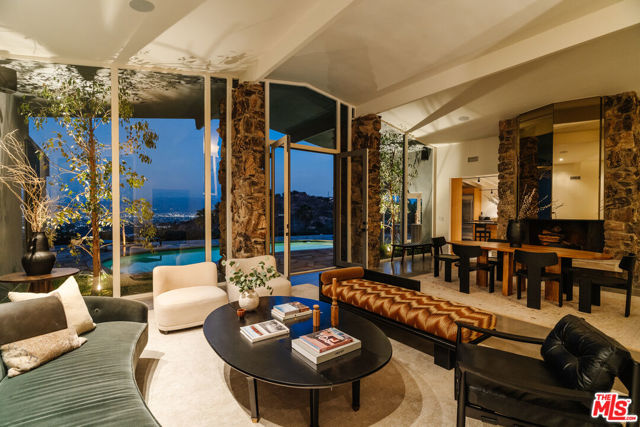 8559 Edwin Drive, Los Angeles CA: https://media.crmls.org/mediaz/56a61c13-b468-48b0-924d-d76d4ea9c373.jpg