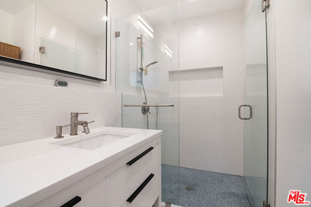 441 W Ellis Avenue, Inglewood CA: https://media.crmls.org/mediaz/56a72e47-a787-4b81-9a9d-d079a368bc85.jpg