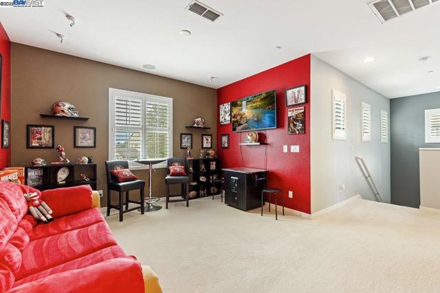 1050 Clear Lake Dr, Oakley CA: https://media.crmls.org/mediaz/56a73740-20fa-427f-96fc-7a34a0be33fd.jpg