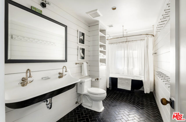 28837 Grayfox Street, Malibu CA: https://media.crmls.org/mediaz/56a78b1e-8d5a-45b6-b6cc-d16e66be5b21.jpg