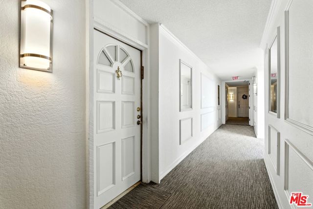 429 N Oakhurst Drive, Beverly Hills CA: https://media.crmls.org/mediaz/56a8a6a3-7d2f-4626-acda-1b0318be9568.jpg