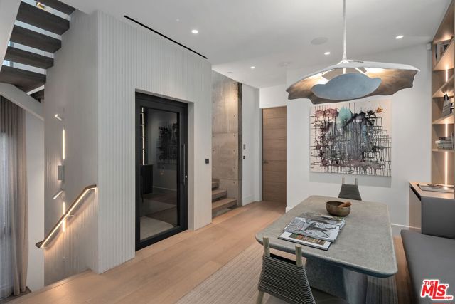 938 -940 Palisades Beach Road, Santa Monica CA: https://media.crmls.org/mediaz/56a96389-0c62-40fd-a319-f577fafbe032.jpg