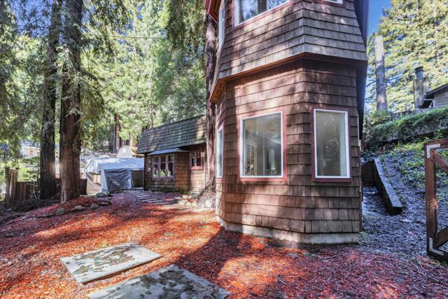 695 Creek Drive, Boulder Creek CA: https://media.crmls.org/mediaz/56a9f096-a4fe-405a-abbb-a5305ec9cf07.jpg