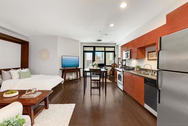 1551 4Th Ave, San Diego CA: https://media.crmls.org/mediaz/56aafe6d-9e9d-490c-b4ba-ce162ad3381d.jpg