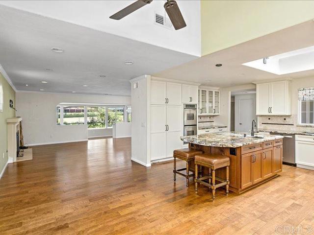 1051 La Reina, San Marcos CA: https://media.crmls.org/mediaz/56ab56d1-d556-4651-b41c-a3a3390f4955.jpg