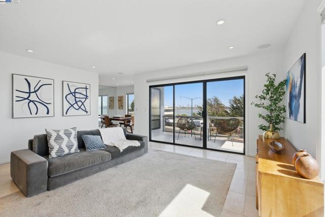 3 Commodore Dr, Emeryville CA: https://media.crmls.org/mediaz/56abf71a-48ba-4916-90eb-e5e3a4a23fb2.jpg
