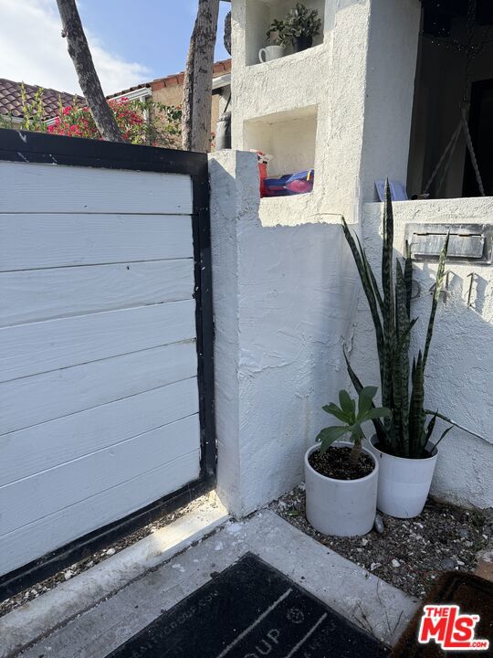 643 N Vista St, Los Angeles CA: https://media.crmls.org/mediaz/56ae6936-cd3d-4fad-ba1d-e11f6e140f5e.jpg