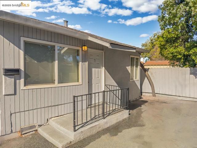 2745 Concord Blvd, Concord CA: https://media.crmls.org/mediaz/56aeb21c-9fa6-4956-b0be-768d568f0762.jpg