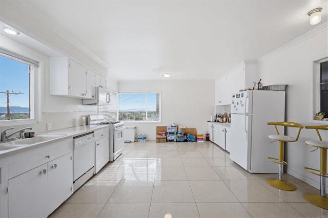 Detail Gallery Image 11 of 35 For 304 Edgerton, San Bernardino,  CA 92405 - 4 Beds | 3 Baths