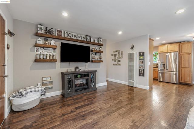 327 4Th Ave, Pleasant Hill CA: https://media.crmls.org/mediaz/56af9171-c830-48c3-b904-0eeda9dbc15f.jpg
