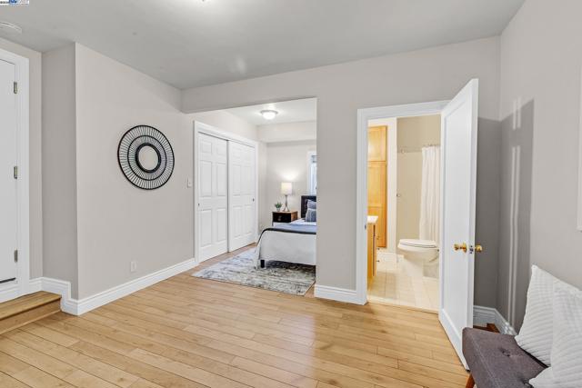 5601 Castle Dr, Oakland CA: https://media.crmls.org/mediaz/56b0c2d3-3af8-4979-81a9-ffa58e4f8979.jpg