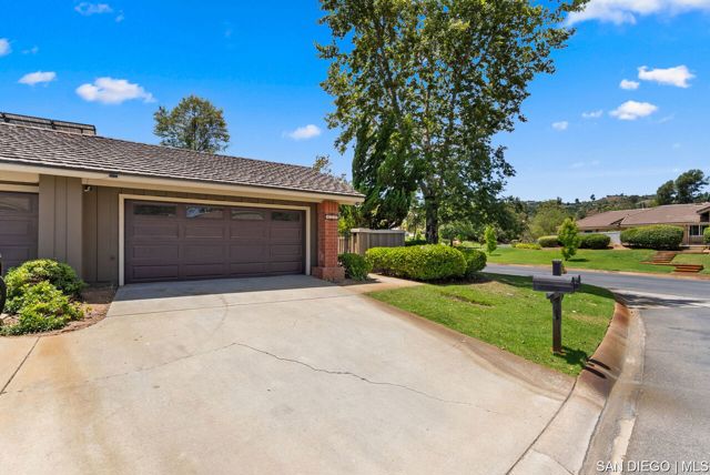 4309 Diegos CT, Fallbrook CA: https://media.crmls.org/mediaz/56b0c46e-45a3-4235-bed6-5b6f1c5fb1f2.jpg