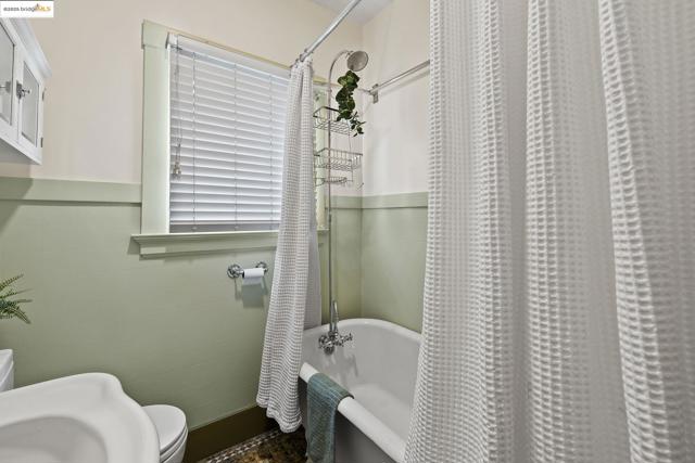393 43Rd St, Oakland CA: https://media.crmls.org/mediaz/56b174c0-03c7-4fa5-b48b-80bde5660578.jpg