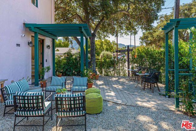 202 Canada Street, Ojai CA: https://media.crmls.org/mediaz/56b20e8d-95aa-4d5b-b822-752fcb204da9.jpg