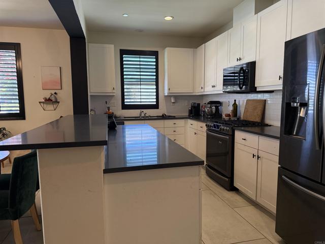 Detail Gallery Image 6 of 16 For 1294 Santa Victoria Rd #2,  Chula Vista,  CA 91913 - 3 Beds | 2/1 Baths