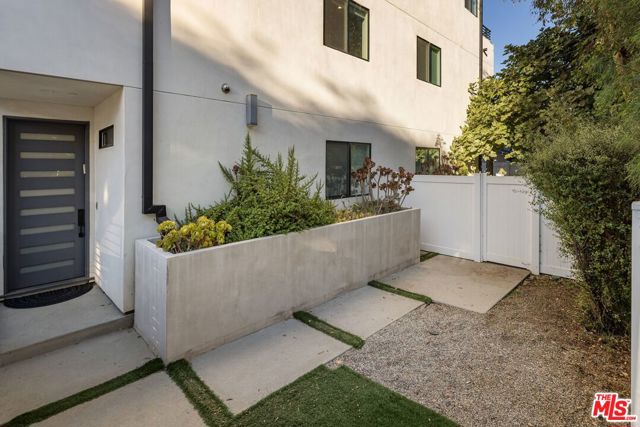 13822 Oxnard Street photo 10
