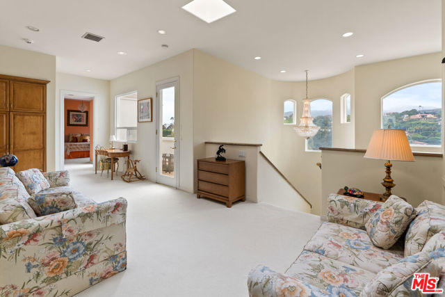 6400 Kanan Dume Road, Malibu CA: https://media.crmls.org/mediaz/56b3a856-5672-4db6-9f80-f77167ddd213.jpg