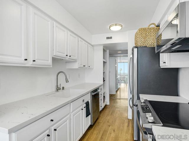 1760 Avenida del Mundo, Coronado CA: https://media.crmls.org/mediaz/56b457b0-3ea0-4203-8d1e-a61a214de64d.jpg