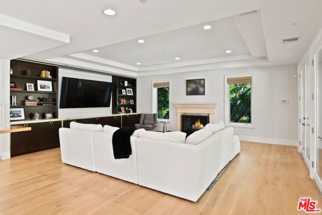 23593 Park South Street, Calabasas CA: https://media.crmls.org/mediaz/56b4e924-70fc-4ec4-90ff-83efc83201ee.jpg