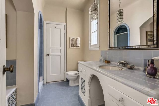 1416 Havenhurst Drive, West Hollywood CA: https://media.crmls.org/mediaz/56b54bad-eec2-4660-affa-c3721a9d7a63.jpg