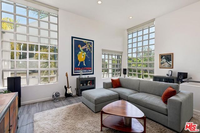 2336 28th Street, Santa Monica CA: https://media.crmls.org/mediaz/56b60b7a-e934-414c-9e20-b176965e5fc8.jpg