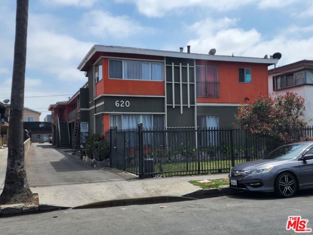 620 W 82nd Street, Los Angeles CA: https://media.crmls.org/mediaz/56b68bc3-c437-4082-9c74-4b3452bf5767.jpg