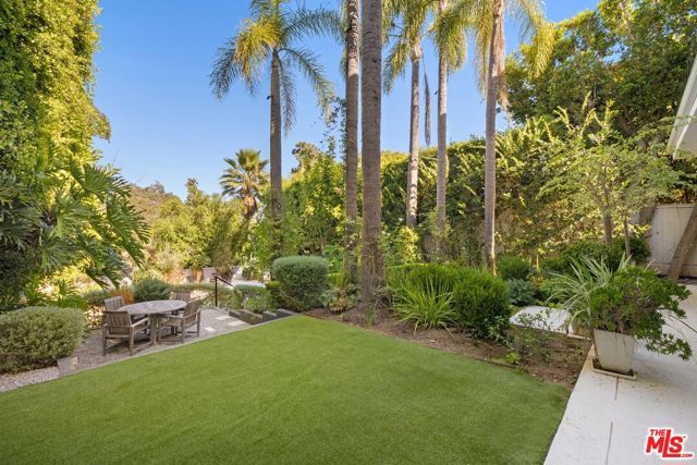 8 Oakmont Drive, Los Angeles CA: https://media.crmls.org/mediaz/56b7250d-8d52-41aa-95f9-b6a304858382.jpg