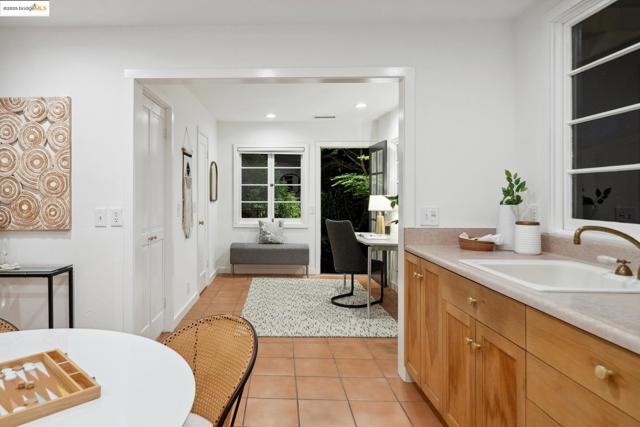 1025 Creston Rd, Berkeley CA: https://media.crmls.org/mediaz/56b7dfab-1a9a-4584-9435-62eb4d7d1a54.jpg