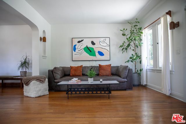 898 N Chester Avenue, Pasadena CA: https://media.crmls.org/mediaz/56b80ba3-5f7d-4aae-8073-715ec7919e48.jpg