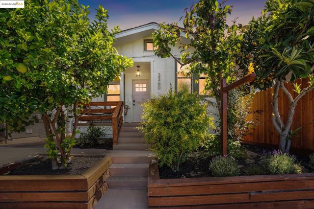 3360 Arizona St, Oakland CA: https://media.crmls.org/mediaz/56b89b3c-47a8-4cff-8d50-eb3fc399b605.jpg
