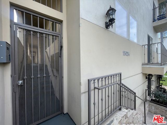 15024 Magnolia Boulevard, Sherman Oaks CA: https://media.crmls.org/mediaz/56ba459a-da5a-4241-8592-3c7f1f45ea26.jpg