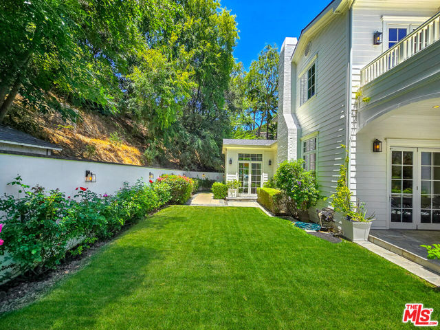 3815 Valley Meadow Road, Encino CA: https://media.crmls.org/mediaz/56bacb76-b5b3-43b3-a90c-9fdc645de6aa.jpg